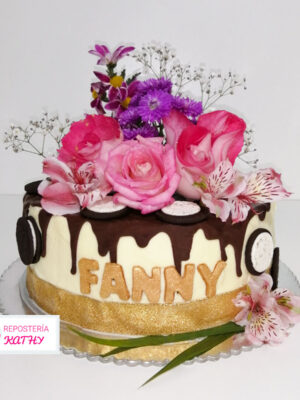 Torta con Flores, Rosas Naturales y Chocolates para Mujer