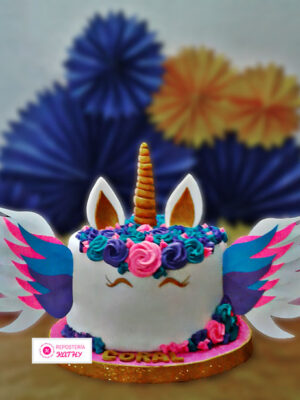 Torta Unicornio con Rosetones y Alas